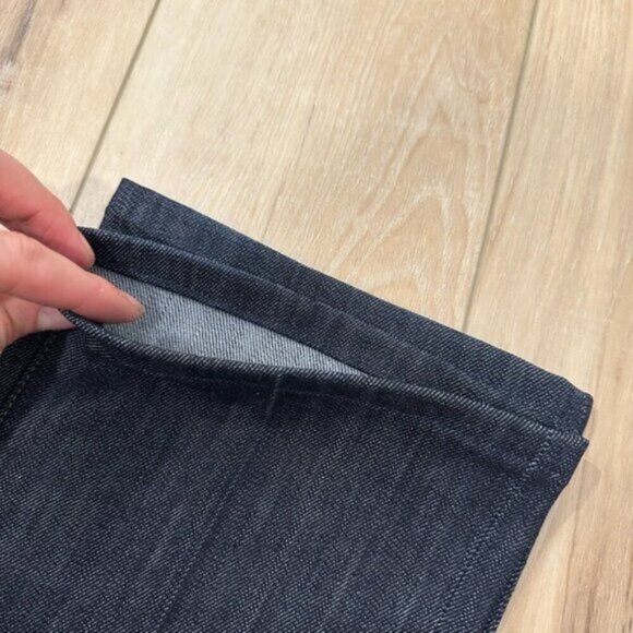 LIKE NEW- 7 FOR ALL MANKIND BOOTCUT JEANS - Picture 5 of 9